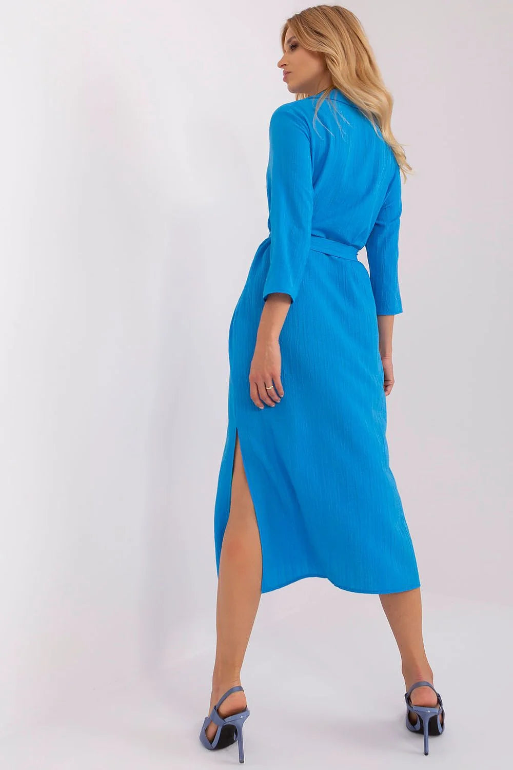 Robe Lakerta cobalt bleu midi col V manches trois quarts ceinture nouée ajustable viscose elasthanne crêpé texturé tombé fluide