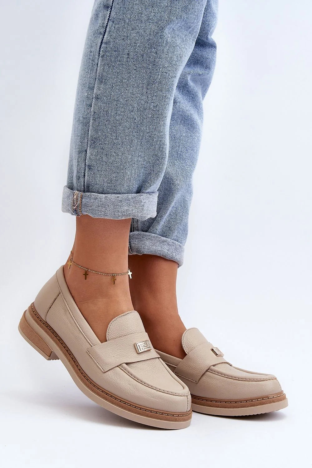 Mocassins femme en cuir naturel élégants style moderne beige pâle détails métalliques boucle dorée confort talon plat tige 6 cm