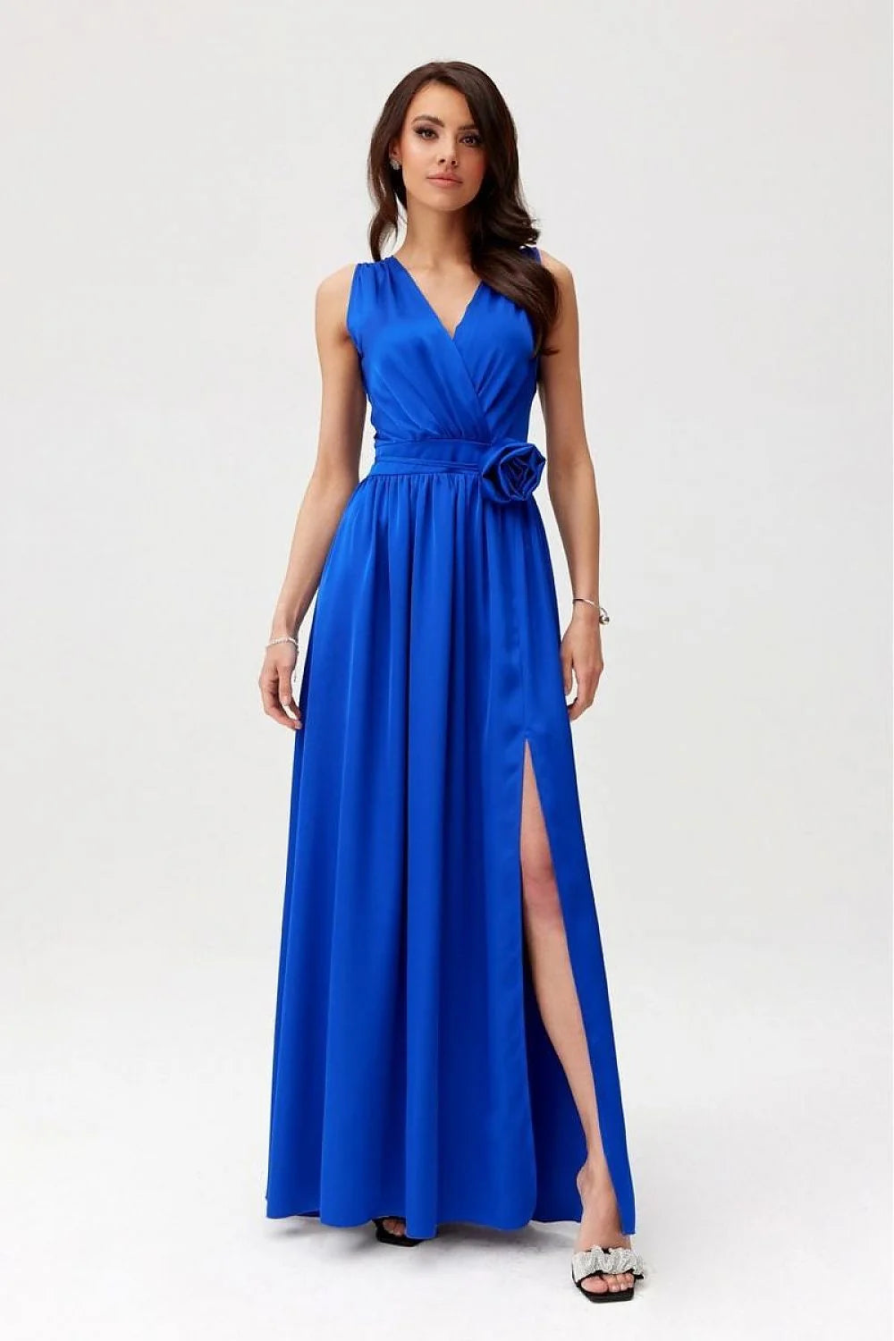Robe de cocktail élégante longue sans manches en bleu vif satiné fente haute détails floraux