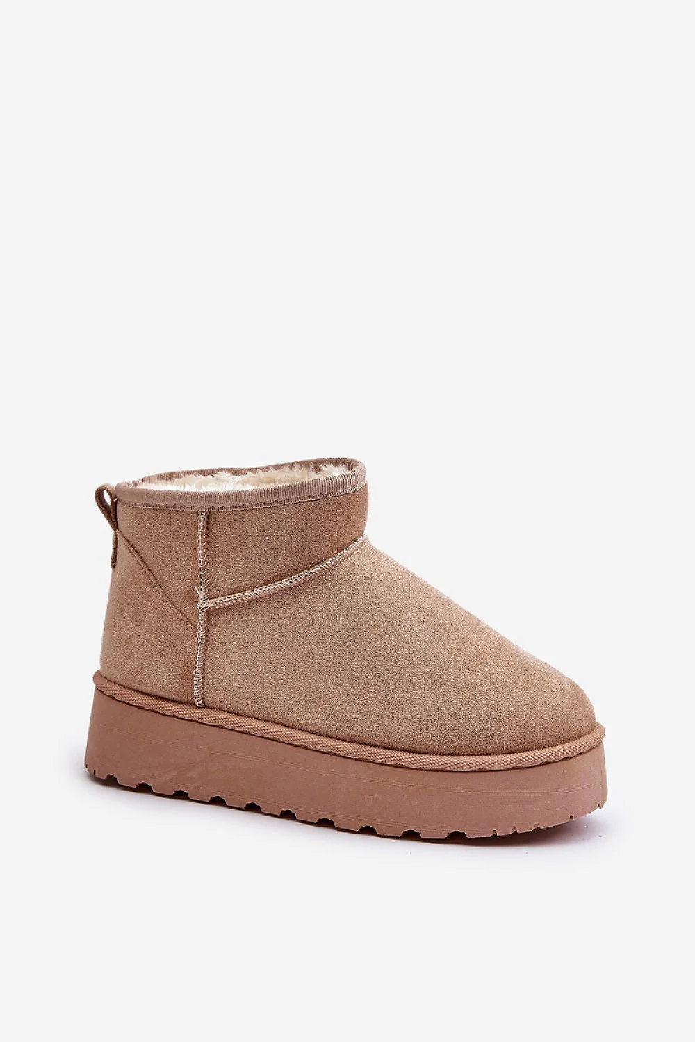 bottines femme fourrées suédine beige clair cheville basse bout rond coutures apparentes plateforme crantée gomme antidérapante semelle confortable isolante tendance