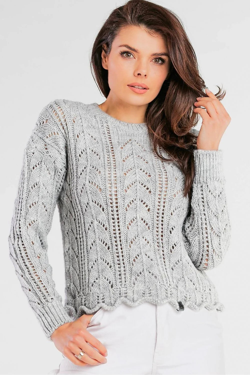 pull maille ajourée beige crème motif chevrons col rond manches longues coupe boxy ourlet ondulé short denim délavé bleu clair