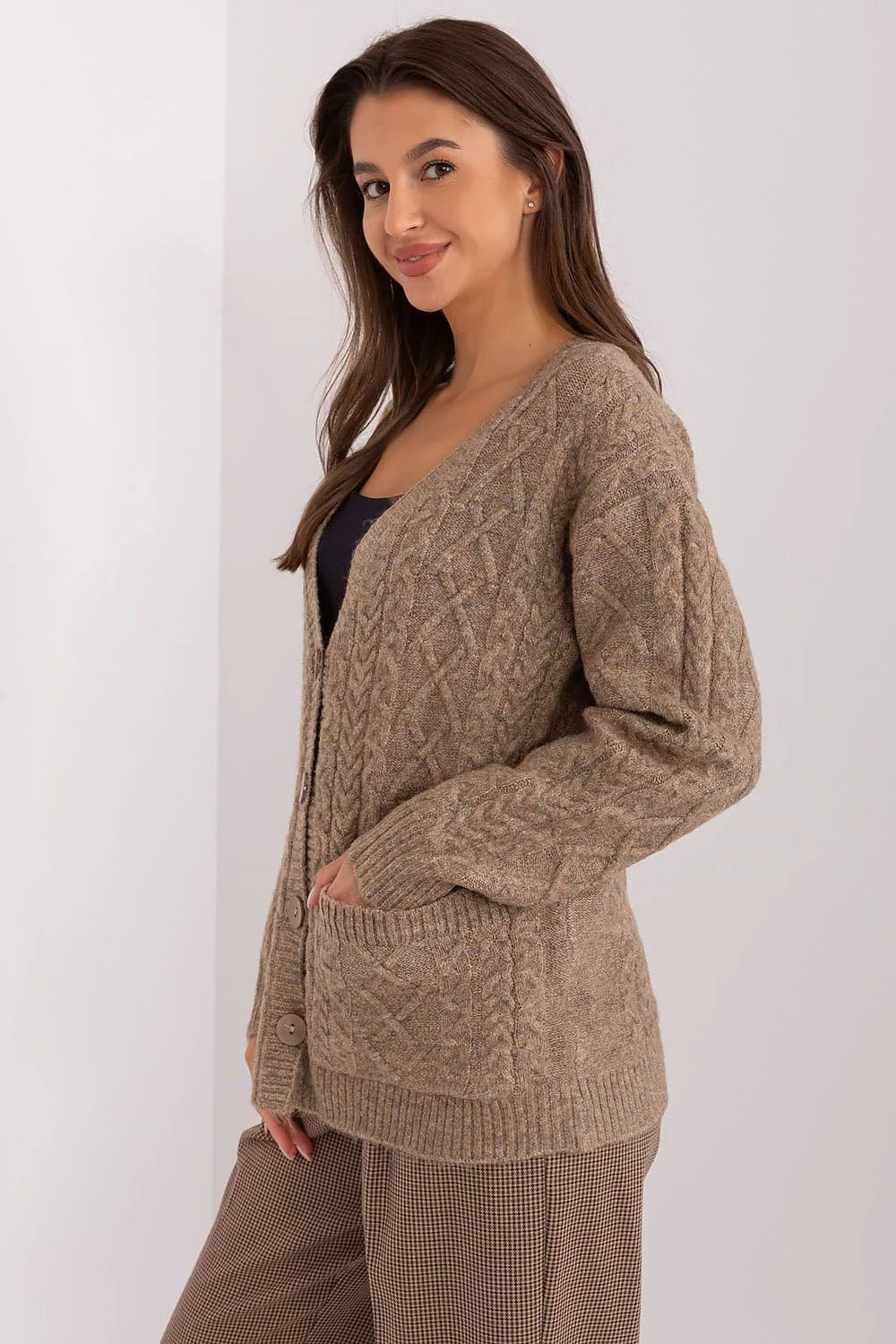 Cardigan pour femme en laine mélange design V-neck texture torsades couleur taupe taille polyvalente