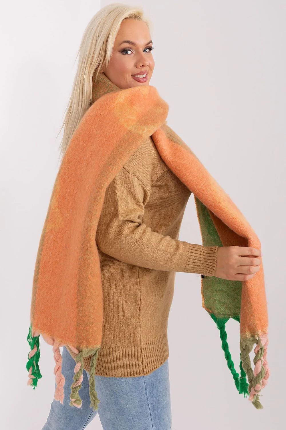 Écharpe femme élégante moderne coloris orange vert motifs blocs couleurs longue franges torsadées douce chaleur hiver