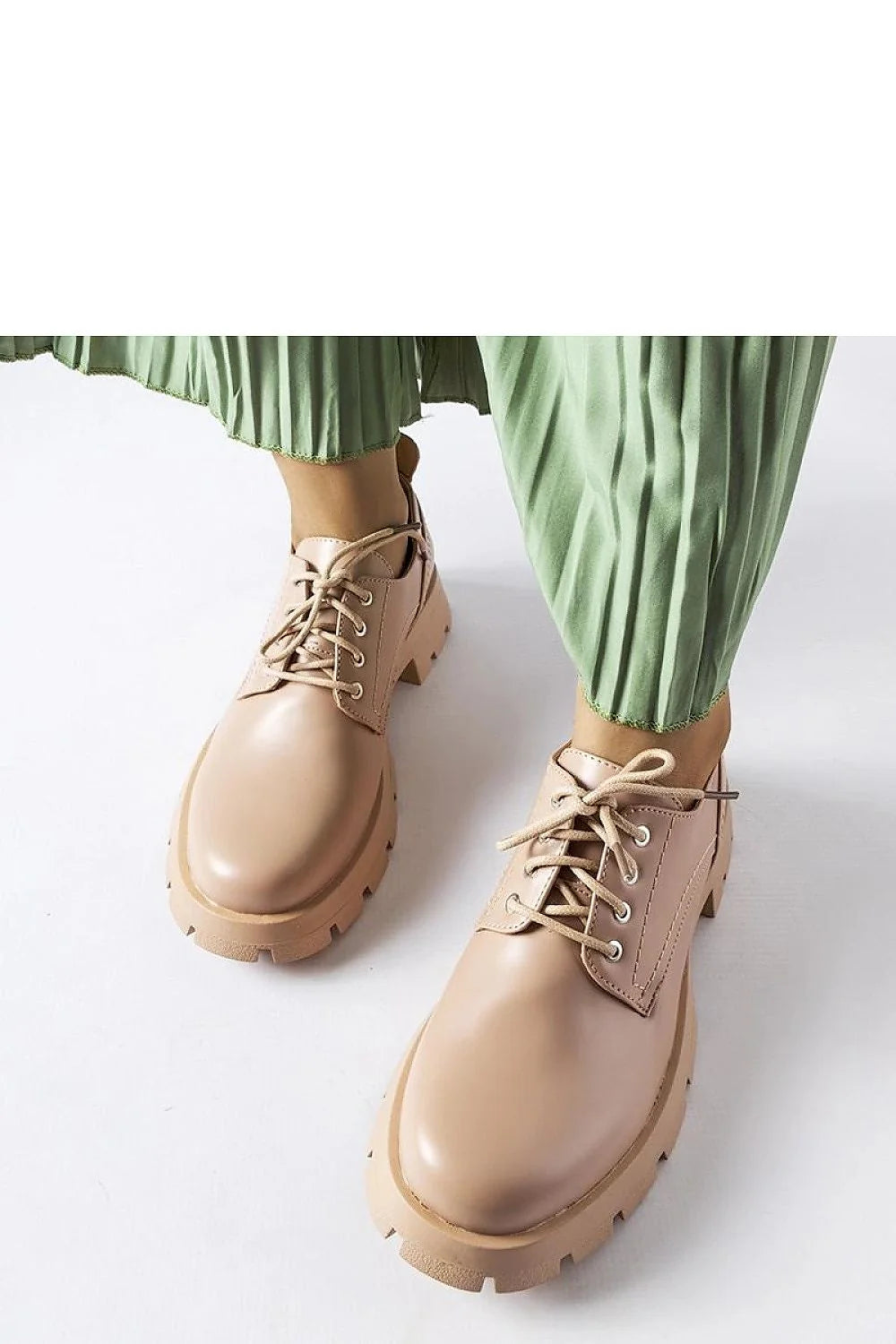 Chaussures basses Derby femme style moderne beige clair cuir haute qualité semelle crantée ajustement personnalisé