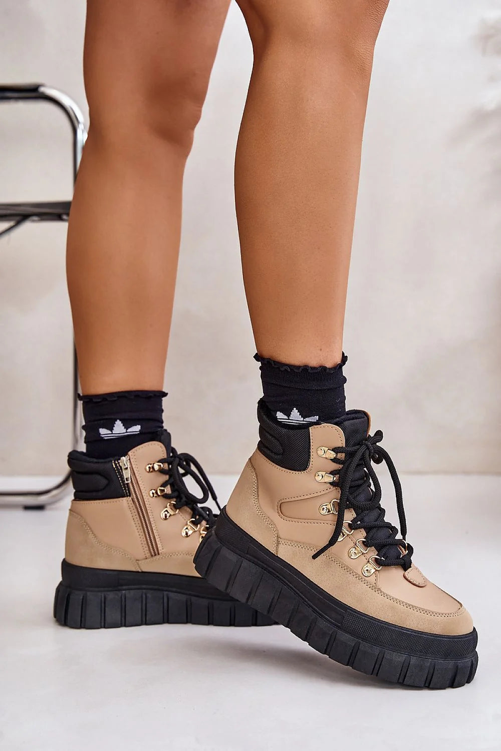 bottes femme similicuir beige montantes plateforme crantée semelle noire chunky urbain col rembourré œillets dorés lacets zip latéral doublure chaude