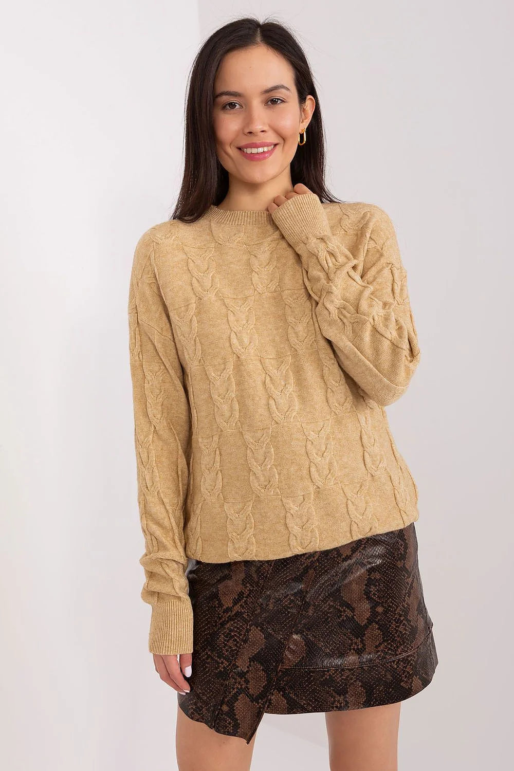 Chandail casual-chic pour femme en tricot torsadé beige doré, manches longues, col rond, texture visuelle sophistiquée