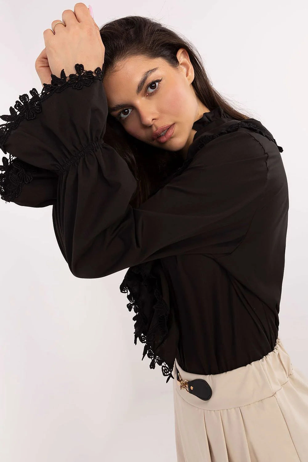 Chemisier élégant pour femme avec volants brodés manches longues couleur noire et jupe beige évasée