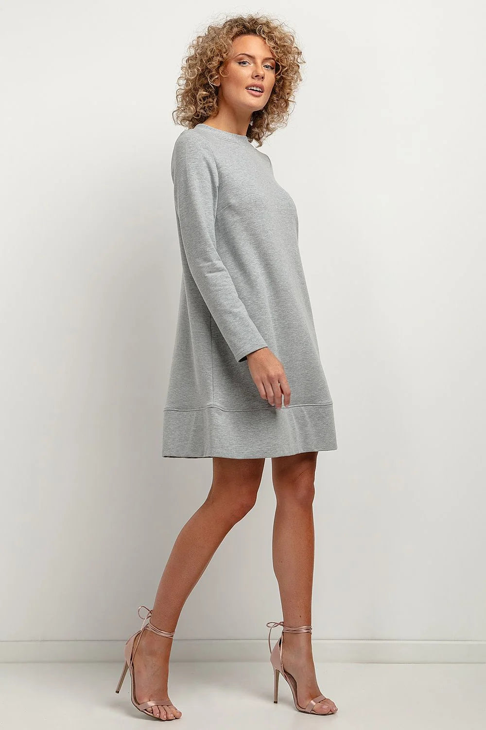 Robe de jour Tessita, robe trapeze maille longue manches longues automne hiver 2023, style casual chic, coupe droite ample, matière douce et confortable pour femmes