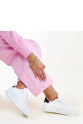 ensemble pantalon rose pastel coton confortable respirant coupe droite ourlet simple poignets élastiqués baskets blanches talon noir cuir perforations lacets