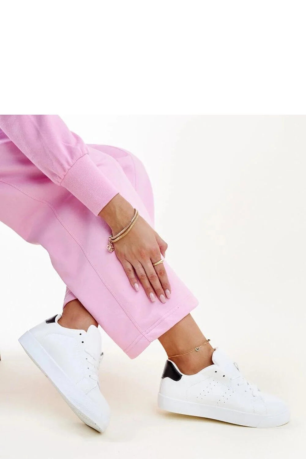 ensemble pantalon rose pastel coton confortable respirant coupe droite ourlet simple poignets élastiqués baskets blanches talon noir cuir perforations lacets