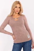 Blouse femme manches longues chemisier taupe style casual modern côtelé neckline ronde closure métal argenté