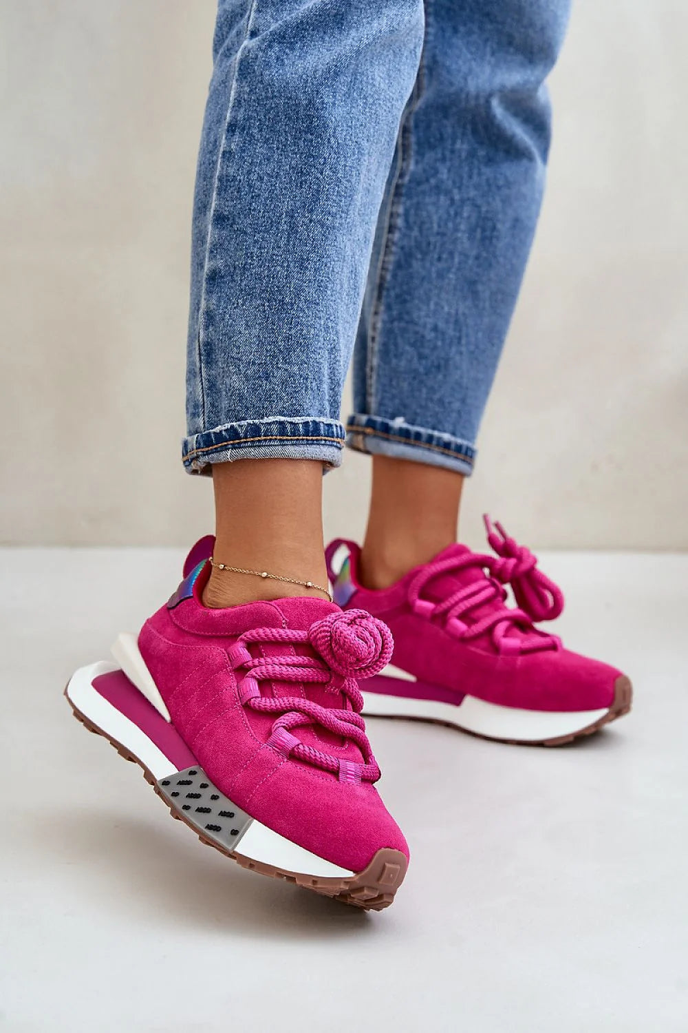 baskets femme suédine fuchsia rétro lacets noeud tige matelassée talon irisé semelle plateforme contrastée gomme crantée confort amorti
