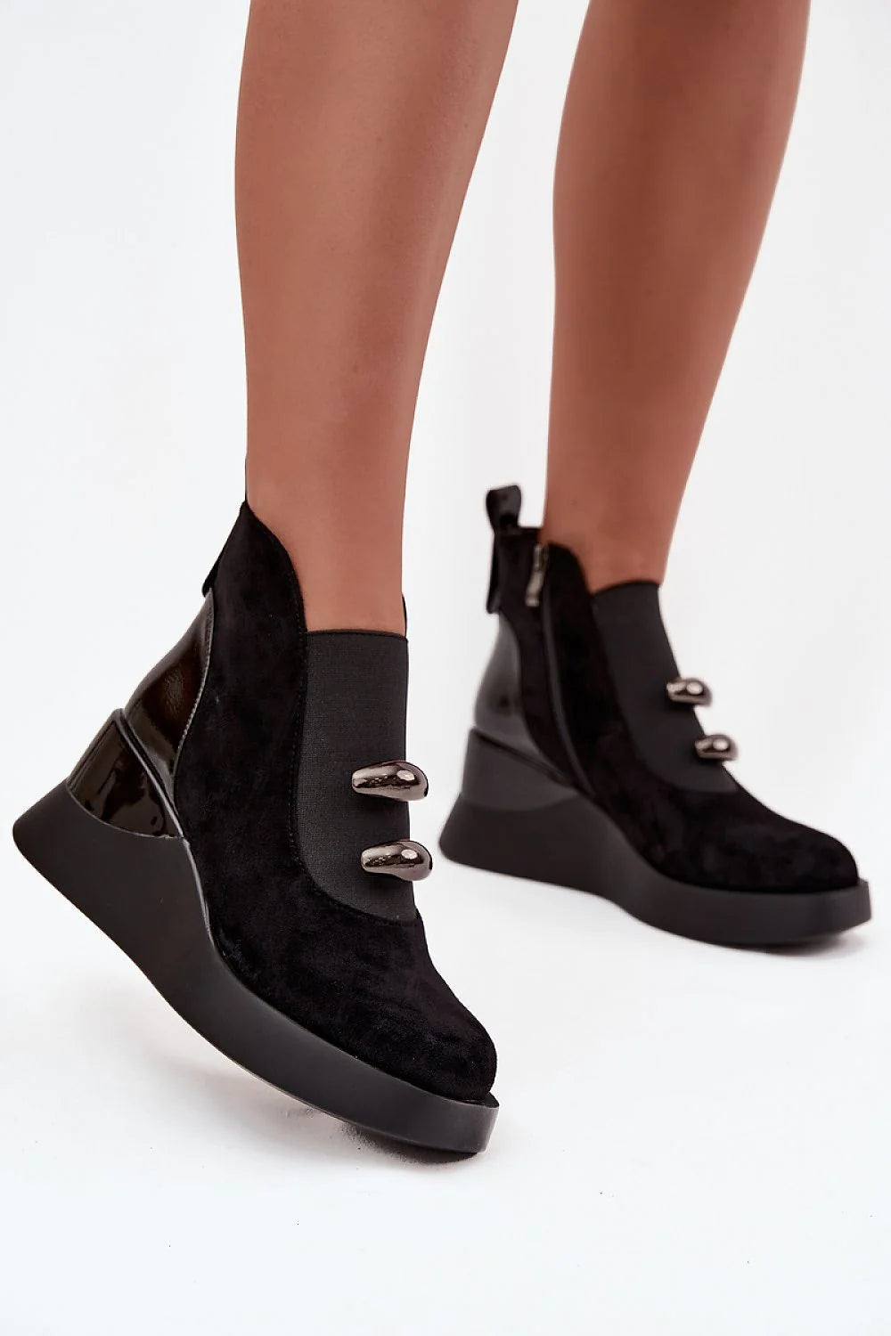 bottines femme faux daim noir plateforme talon compensé empiècements élastiques boutons métalliques fermeture latérale contrefort verni semelle antidérapante confortable urbaine
