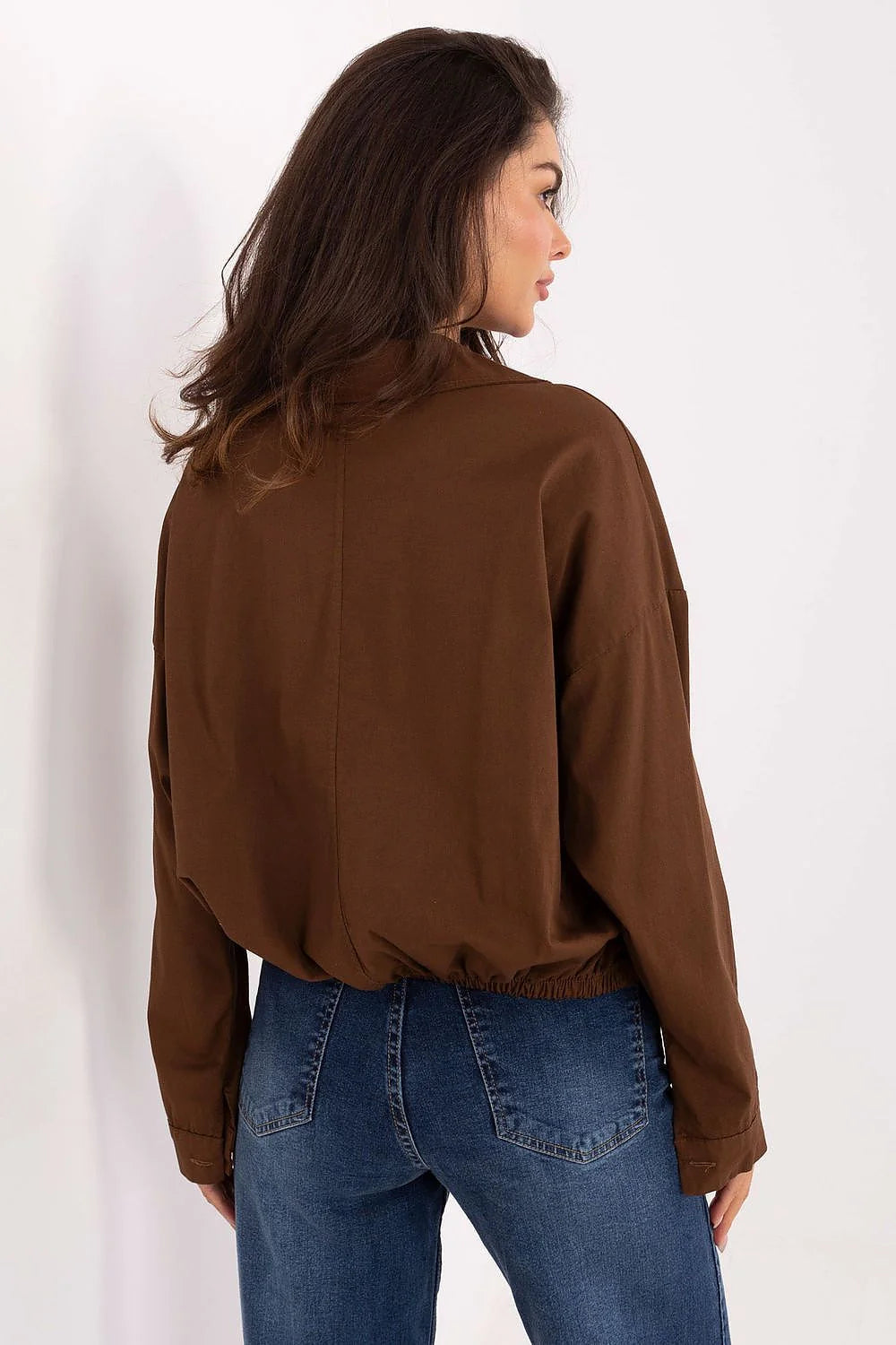 chemiser femme marron chocolat twill coton stretch coupe courte boxy manches longues col classique boutonné poches poitrine rabat ourlet élastique