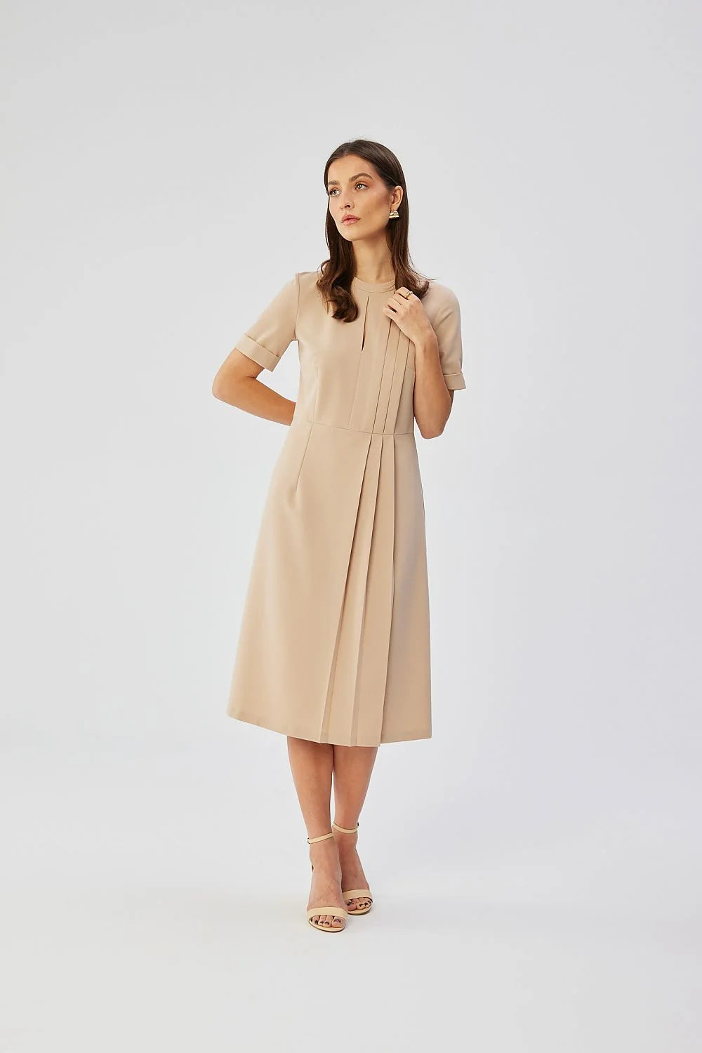 Robe cocktail élégante en tissu doux couleur beige clair coupe midi manches courtes femmes
