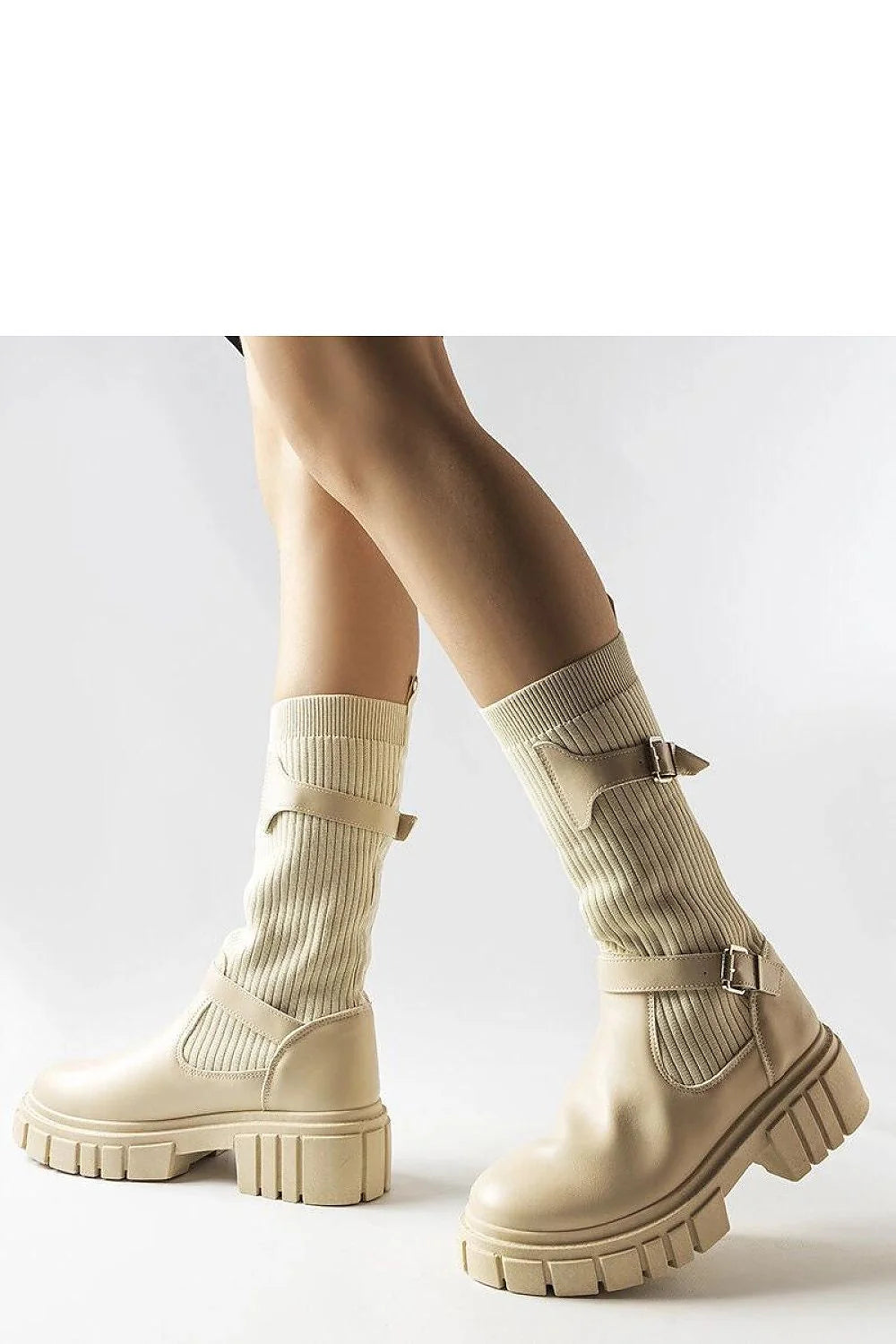 Bottes cuissardes synthétiques beige moderne semelle crantée boucle confortable style urbain femme élégante tendance