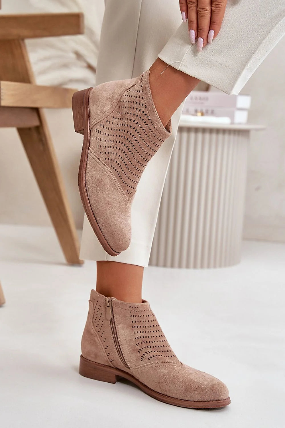 Bottines pour femmes en daim doux beige taupe perforations lignes ondulantes talon bas en bois fermeture glissière confortable style élégant moderne