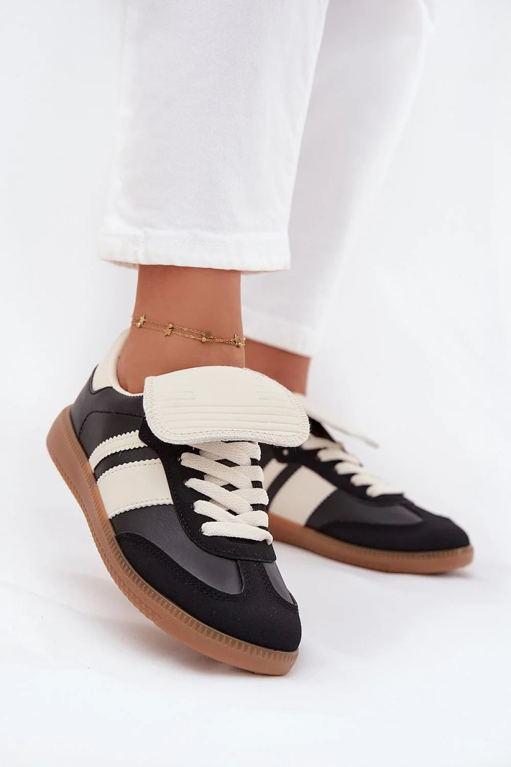 baskets femme simili cuir noir crème rétro lowtop large languette rabat empiècements suédé semelle gomme marron antidérapante confort