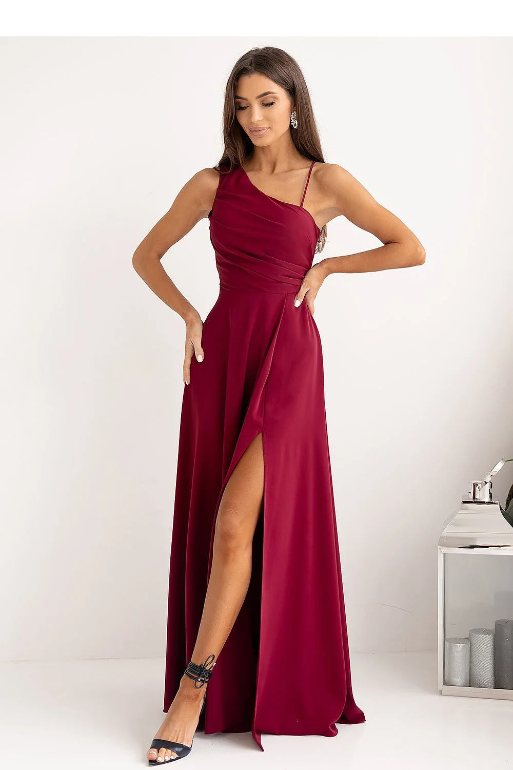 Robe longue élégante asymétrique bretelles fines épaule nue fente moderne couleur bordeaux satin femme