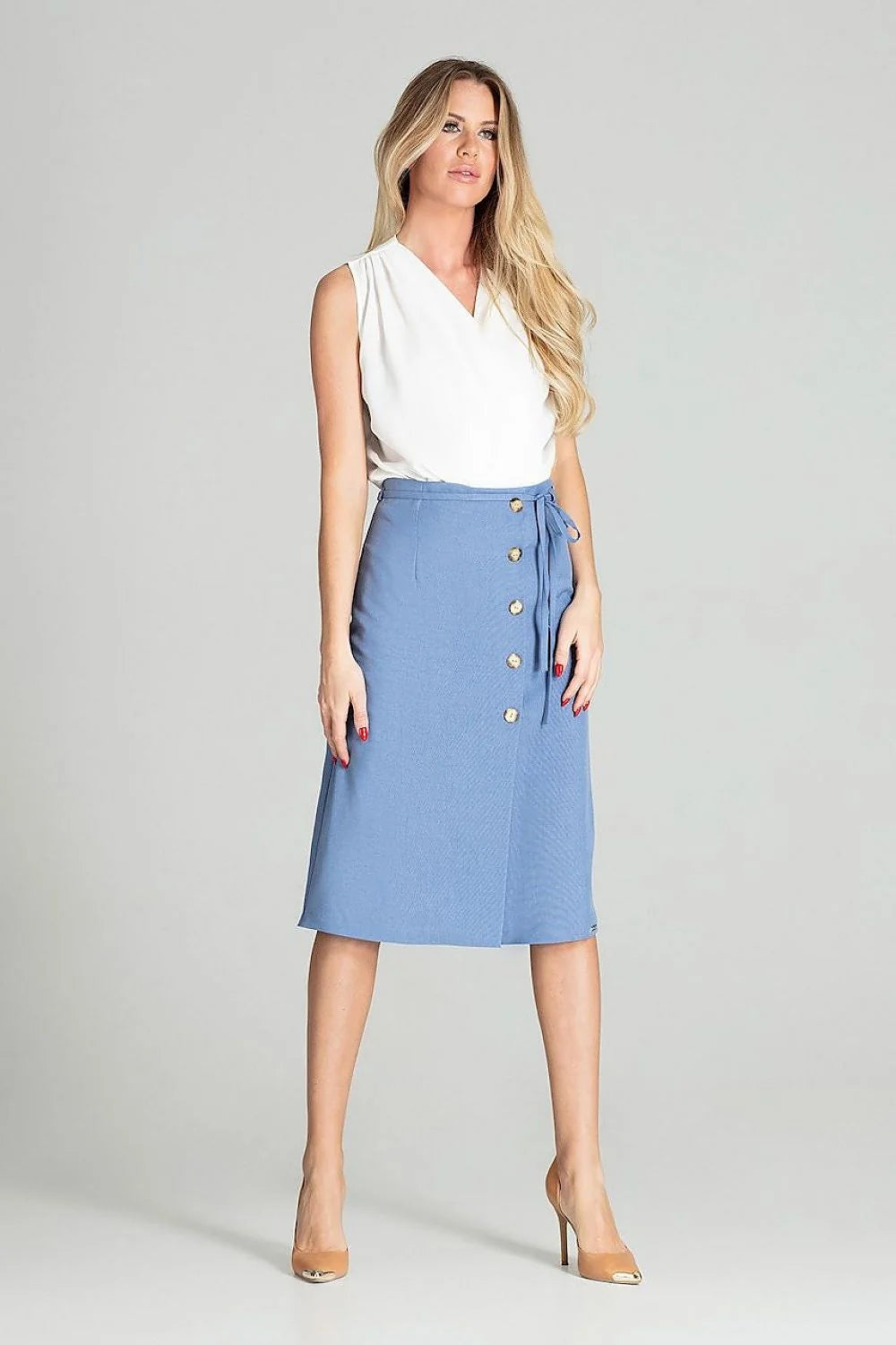 Jupe midi élégante en tissu léger bleu clair avec boutons dorés et ceinture nouée