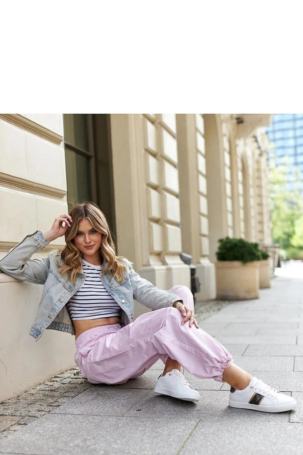baskets femme blanches similicuir moderne élégant bandes noires dorées semelle épaisse confort lacets ajustables coupe basse sportive urbaine polyvalente