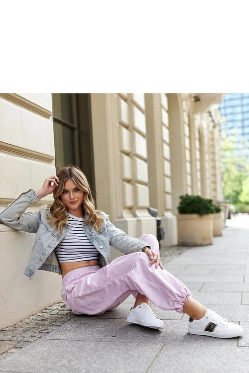 baskets femme blanches similicuir moderne élégant bandes noires dorées semelle épaisse confort lacets ajustables coupe basse sportive urbaine polyvalente