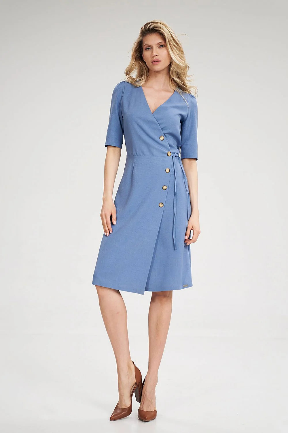 robe midi bleu doux portefeuille tissu léger lin coton coupe ajustée encolure V manches courtes volants ceinture nouée boutons décoratifs