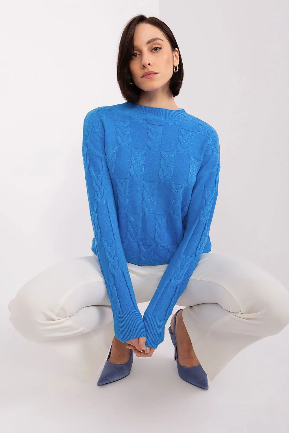 Pull pour femme design contemporain maille bleu vif motif torsadé manches longues col rond ajusté