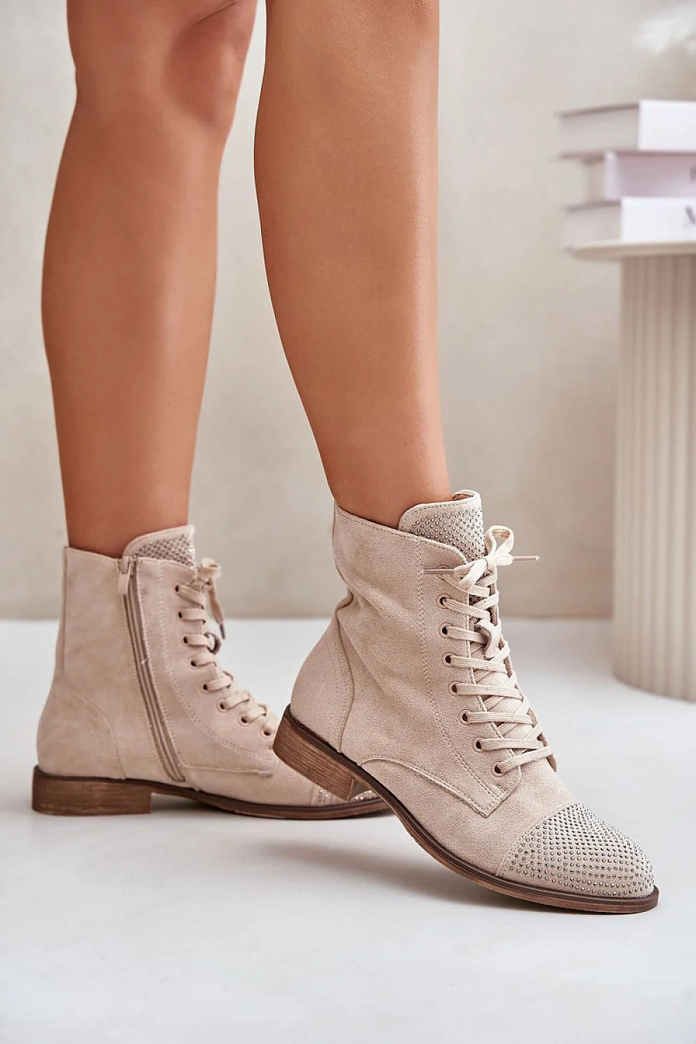 Bottes féminines élégantes en suédine écologique avec zip latéral et strass métalliques couleur beige clair pour tenues casual et urbaines