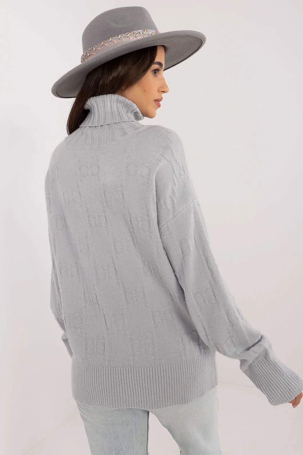 Pull col roulé femme maille texture gaufrée motifs géométriques coloris gris clair matériau acrylique polyester polyamide longueur standard manches longues look moderne élégant