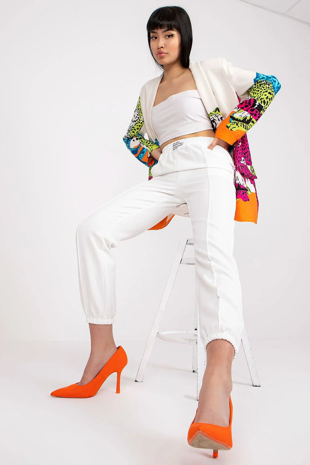 Pantalon femme haute taille tissu élastique poches latérales obliques elasthanne polyester.crop top rayures horizontales imprimé texte noir.escarpins fuchsia assortis
