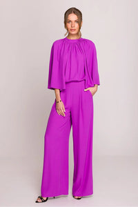 Combinaison femme élégante moderne design violette vibrant manches larges col rond froncé coupe palazzo taille marquée matériau fluide confortable accessoires sandales noires talons