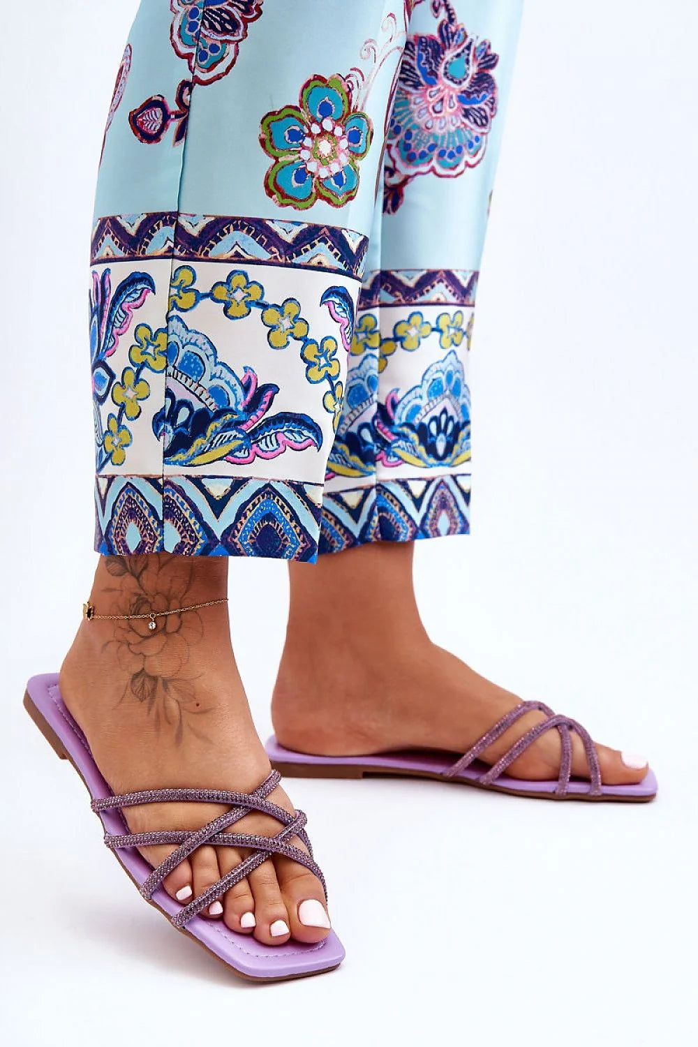 Sandales femmes style moderne estival coloris lavande lanières strass cuir écologique confort semelle plate
