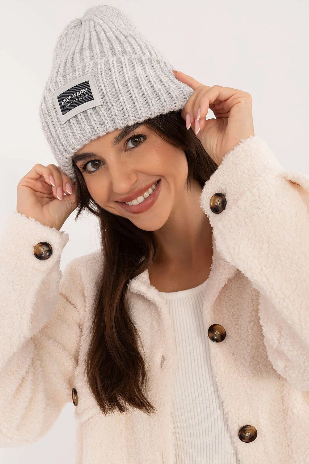 Bonnet mode femme acrylique doux élégant écusson KEEP WARM gris clair style casual chaleur hiver