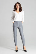 Tenue élégante femme chemisier blanc pantalon cuir écologique style professionnel chic accessoires inclus