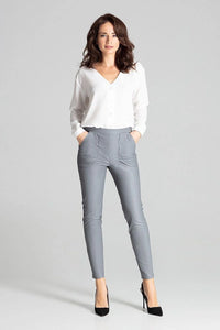 tenue élégante femme blouse blanche col V coupe droite manches longues pantalon gris simili cuir slim longueur cheville escarpins noirs