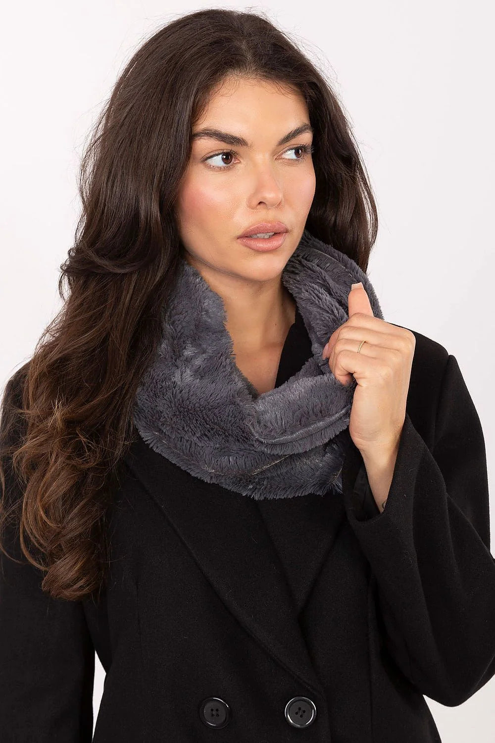 snood col circulaire fausse fourrure gris anthracite pelucheuse volumineuse ultradouce chaude moelleuse élégante pratique chic hivernal femme