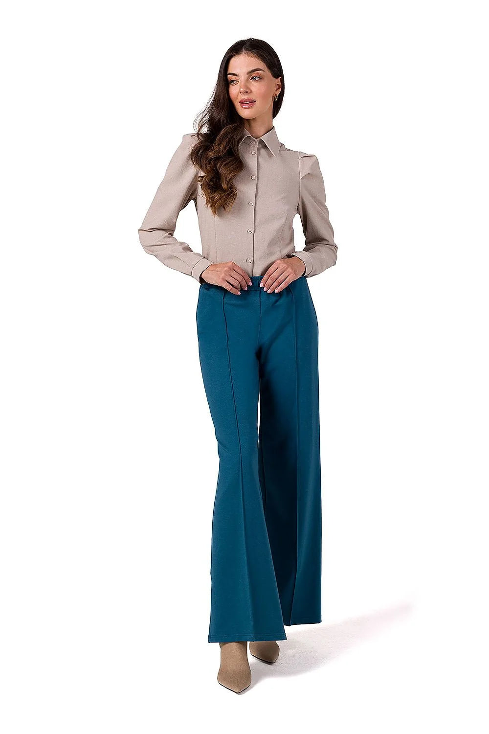Pantalon femme Be Wear style évasé couleur bleu pétrole chemise beige manches longues épaules structurées