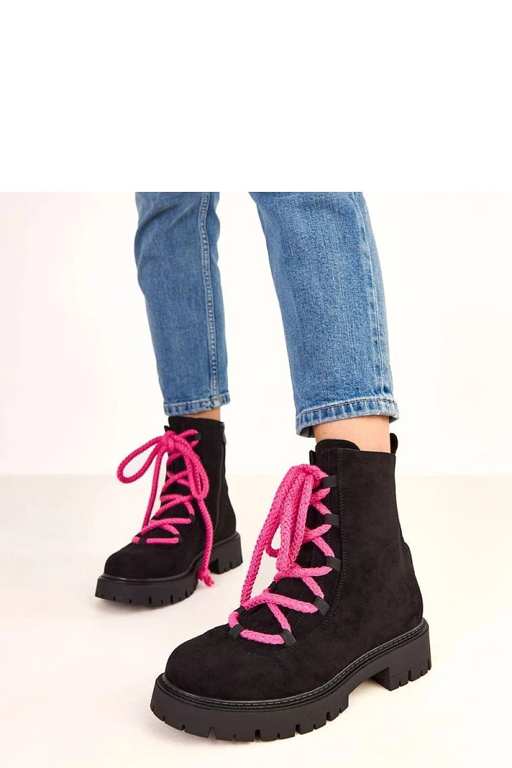 bottines femme cuir suédé noir tige15cm bout rond talon4cm semelle crantée lacets fuchsia fermetureéclair latérale doublure chaude moderne