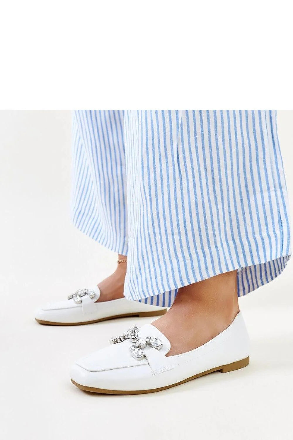 Moccasins pour femmes Solea blancs cuir lisse chaîne métallique semelle caoutchouc beige confortable design moderne élégant occasion quotidienne été