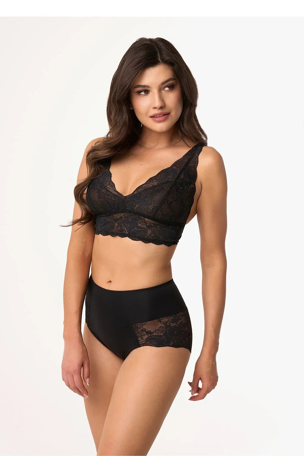 Ensemble de lingerie féminine en dentelle noire, soutien-gorge sans armature, culotte taille haute, confort et élégance, occasion spéciale ou quotidienne.