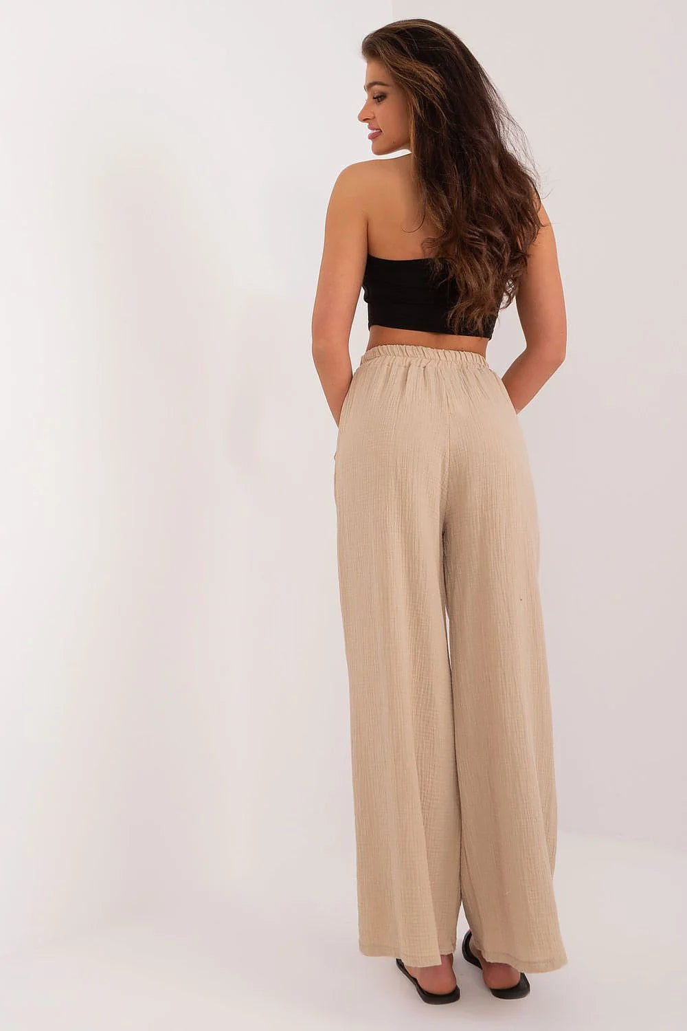 Pantalon femme coupe large beige élastique taille sandales noires crop top ajusté décontracté chic occasion été