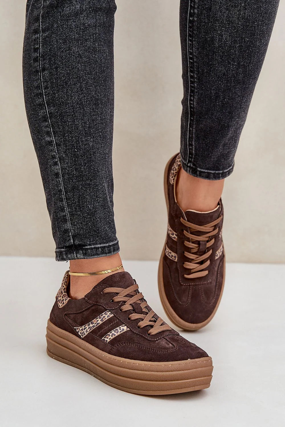 Chaussures de sport Step in style pour femmes, plateforme confortable, tige en cuir suédé, motifs léopard, couleur marron foncé, style moderne, ajustement à lacets, bout rond, versatile, élégance, quotidien, mode, durabilité, hauteur