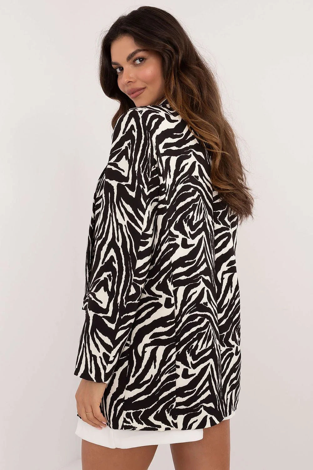 Veste femme blazer motif zébré noir blanc élégante coupe structurée épaules définies manches longues sans fermeture