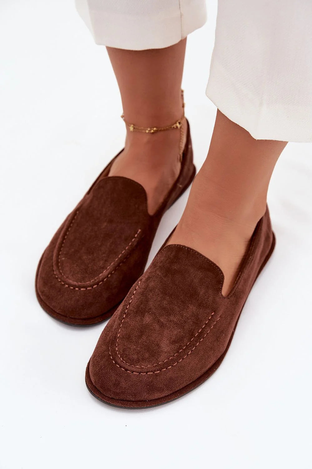 mocassins femme suédine écologique brun chocolat enfilables tige surpiquée bout arrondi talon plat semelle fine noire caoutchouc confortables intemporels polyvalents