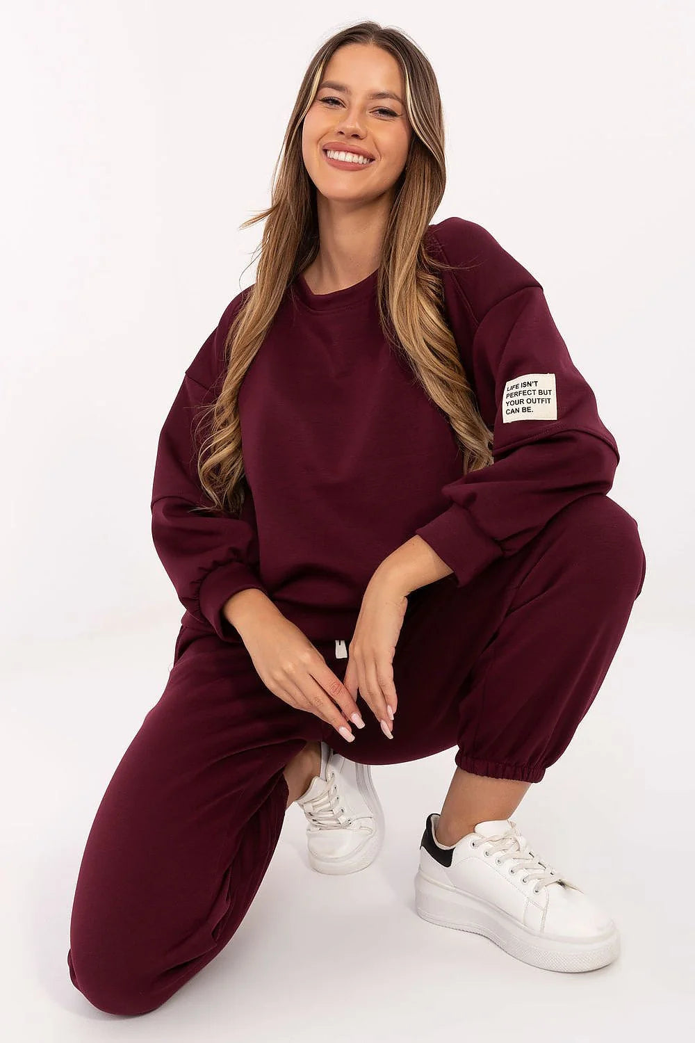 ensemble survêtement matière beurrée toucher soyeux douceur sweat manches longues col rond pantalon taille haute poches latérales poignets sportif moderne