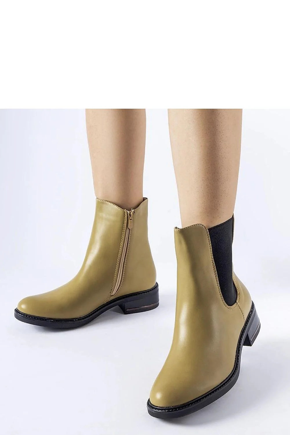 Bottes Solea en cuir vert olive, design épuré, fermeture éclair, taille ajustée, confort et style pour femmes