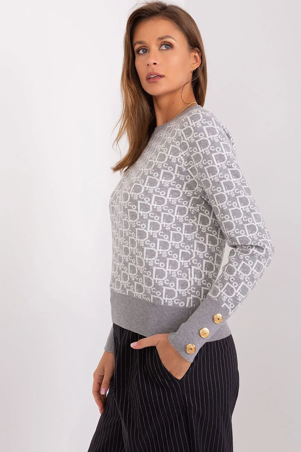 Chandail pour femme style moderne motif lettres blanc sur fond gris longues manches boutons dorés ajusté
