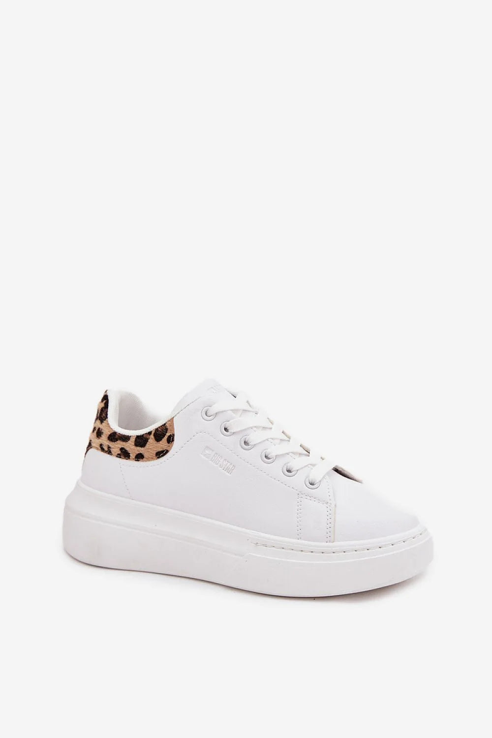 sneakers femme blanc similicuir plateforme semelle épaisse mousse intérieure matelassé talon contrefort imprimé léopard lacets œillets métalliques confortable