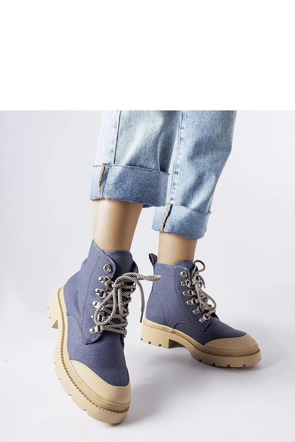 bottines femme casual robuste montantes lacets bicolores denim bleu gris semelle crantée beige embout renforcés oeillets métalliques rembourré confort urbain